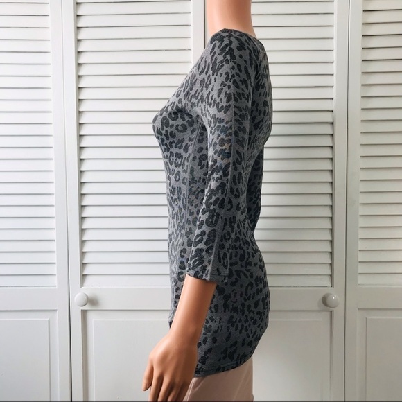 MICHAEL STARS Silver Black Animal Print V-Neck 3/4 Sleeve Shirt Size Small - Picture 3 of 7